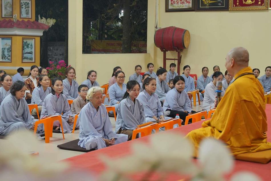 Sư phụ Trụ trì Thích Lệ Ngôn thuyết giảng Phật pháp cho thính chúng