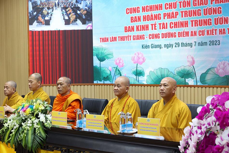 Kiên Giang: Ban Hoằng pháp TƯ và Ban Kinh tế Tài chính TƯ thăm và cúng dường trường hạ trong tỉnh