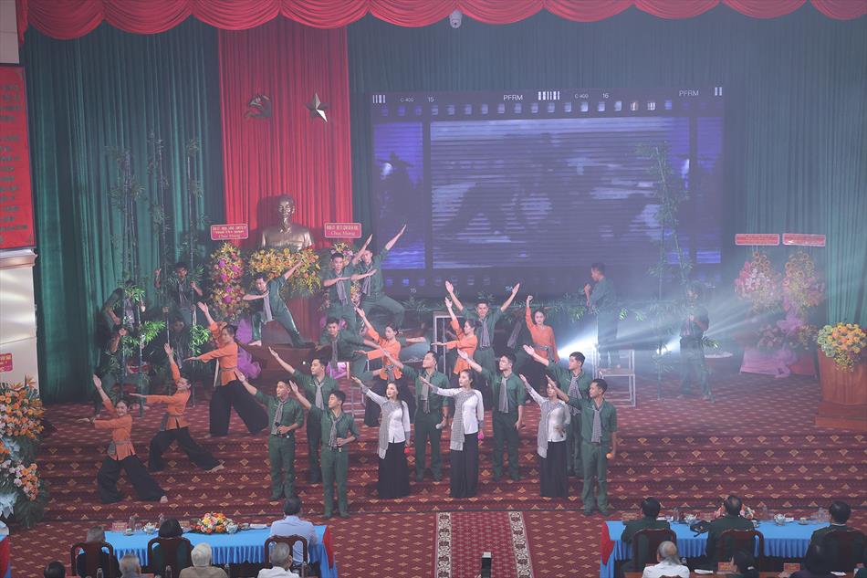 2 VĂN NGHỆ CHÀO MỪNG 2 VĂN NGHỆ CHÀO MỪNG