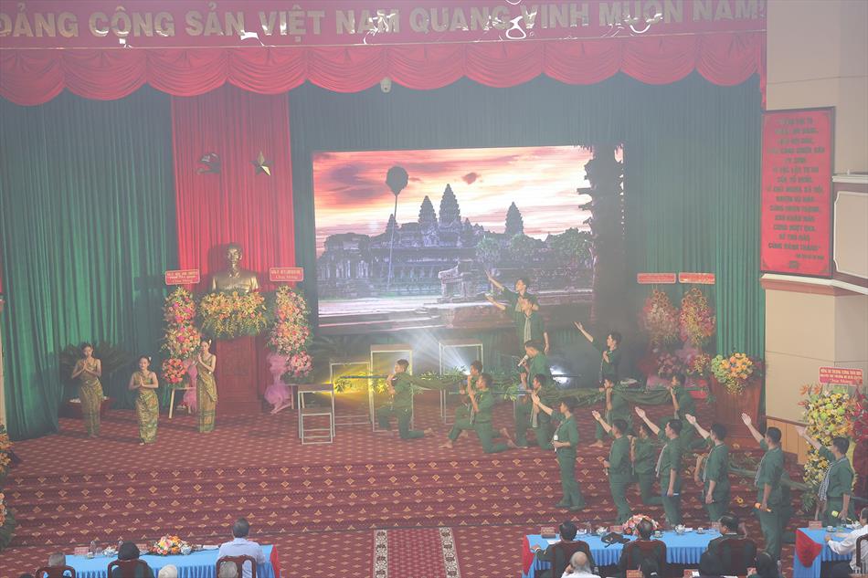 2 VĂN NGHỆ CHÀO MỪNG 2 VĂN NGHỆ CHÀO MỪNG
