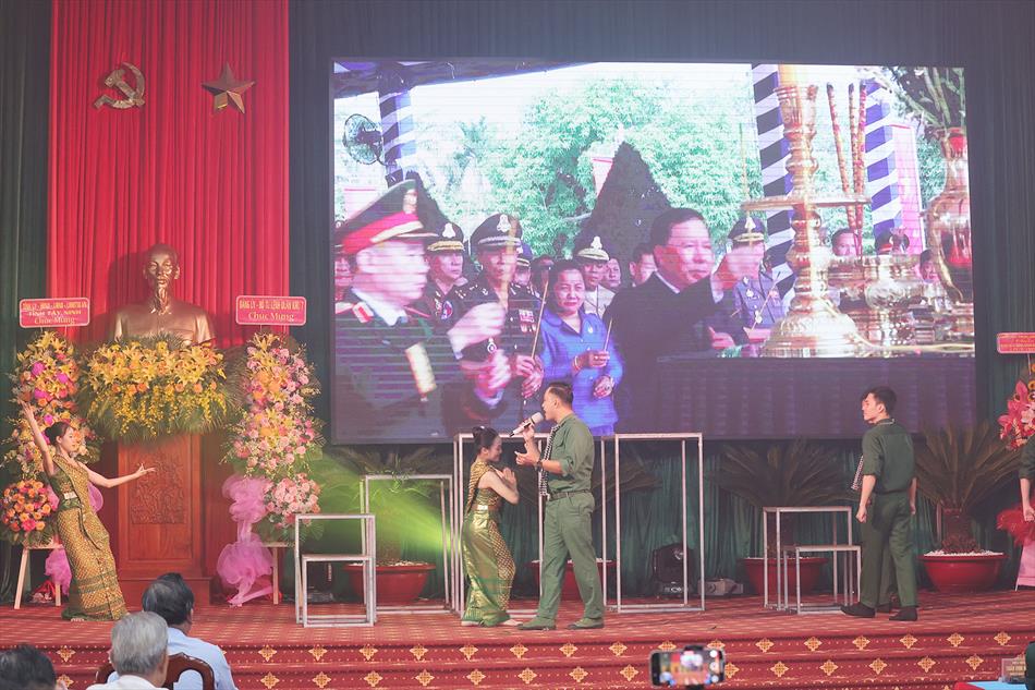 2 VĂN NGHỆ CHÀO MỪNG 2 VĂN NGHỆ CHÀO MỪNG
