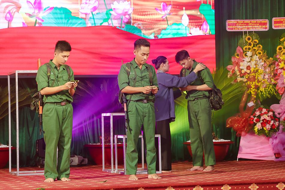 2 VĂN NGHỆ CHÀO MỪNG 2 VĂN NGHỆ CHÀO MỪNG