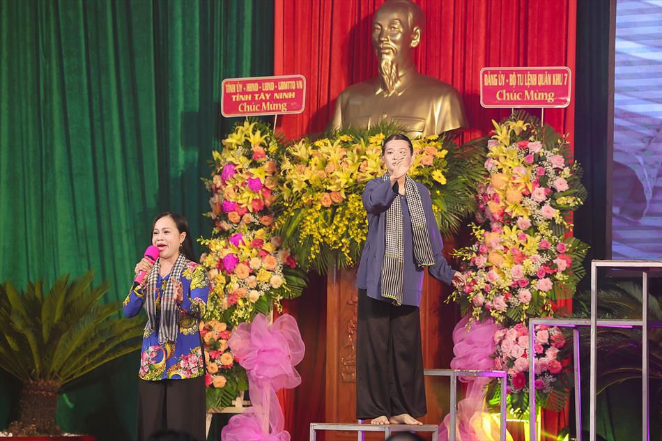 2 VĂN NGHỆ CHÀO MỪNG 2 VĂN NGHỆ CHÀO MỪNG