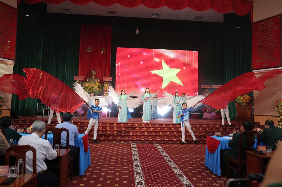 2 VĂN NGHỆ CHÀO MỪNG 2 VĂN NGHỆ CHÀO MỪNG