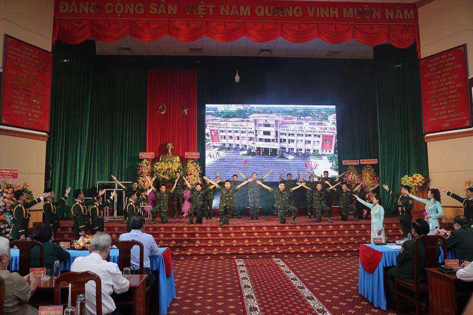 2 VĂN NGHỆ CHÀO MỪNG 2 VĂN NGHỆ CHÀO MỪNG