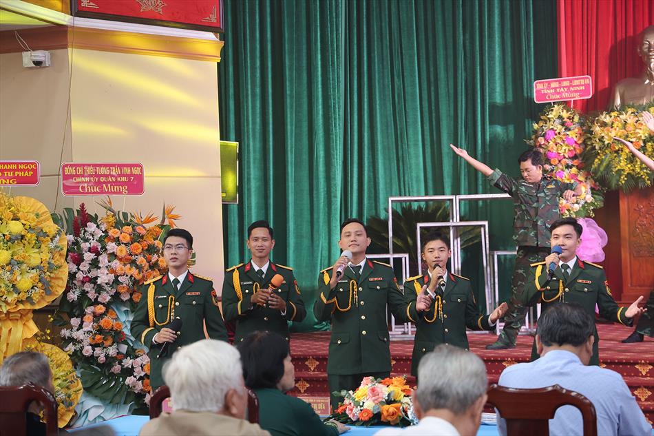 2 VĂN NGHỆ CHÀO MỪNG 2 VĂN NGHỆ CHÀO MỪNG
