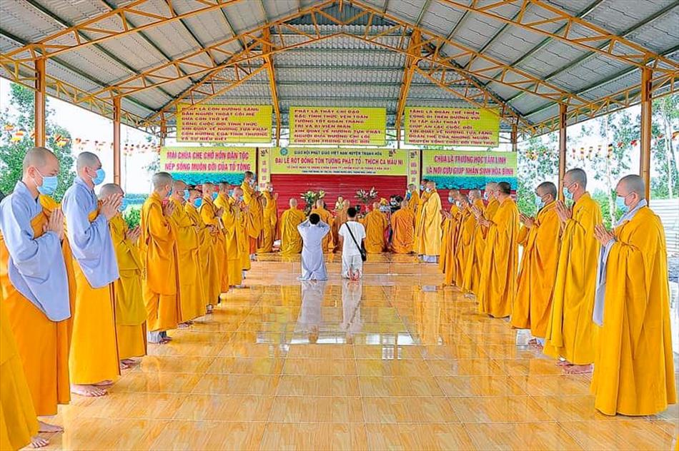 Lễ chú nguyện rót đồng đúc Phật tượng đức Bổn sư