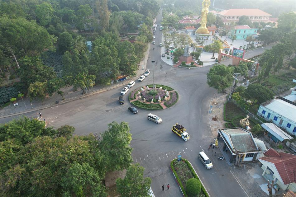 4 XUẤT PHÁT TỪ CHÙA TRUNG 4 XUẤT PHÁT TỪ CHÙA TRUNG