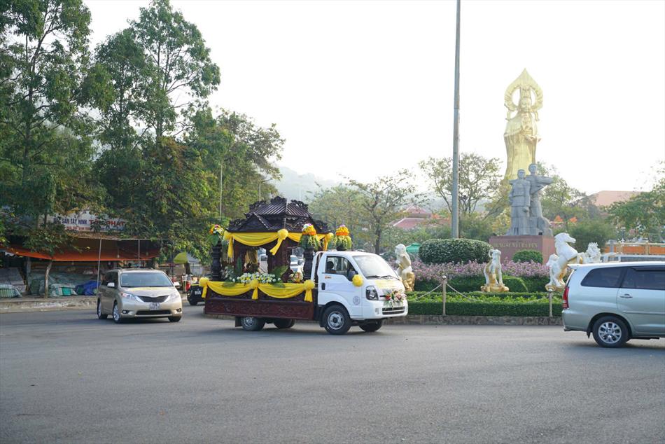 4 XUẤT PHÁT TỪ CHÙA TRUNG 4 XUẤT PHÁT TỪ CHÙA TRUNG