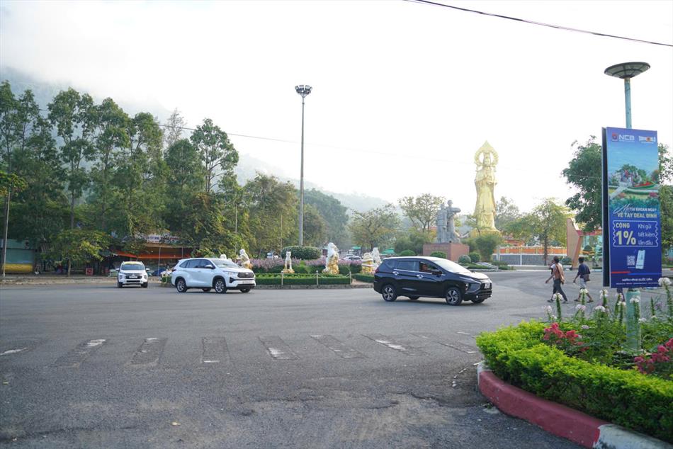 4 XUẤT PHÁT TỪ CHÙA TRUNG 4 XUẤT PHÁT TỪ CHÙA TRUNG