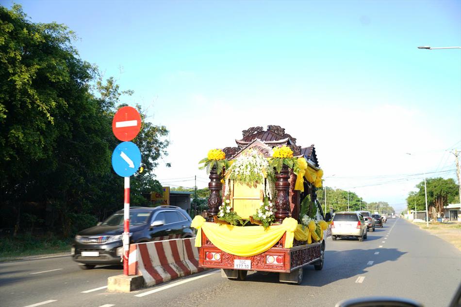 4 XUẤT PHÁT TỪ CHÙA TRUNG 4 XUẤT PHÁT TỪ CHÙA TRUNG