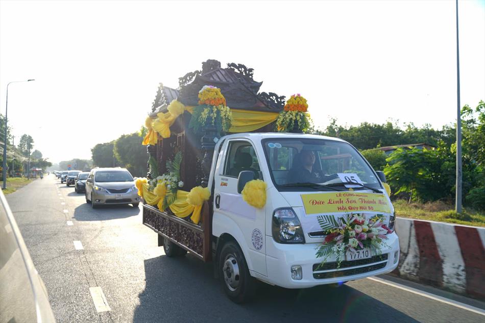 4 XUẤT PHÁT TỪ CHÙA TRUNG 4 XUẤT PHÁT TỪ CHÙA TRUNG