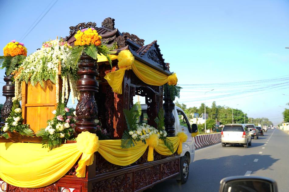 4 XUẤT PHÁT TỪ CHÙA TRUNG 4 XUẤT PHÁT TỪ CHÙA TRUNG