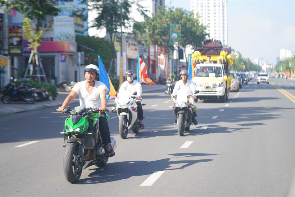 4 XUẤT PHÁT TỪ CHÙA TRUNG 4 XUẤT PHÁT TỪ CHÙA TRUNG