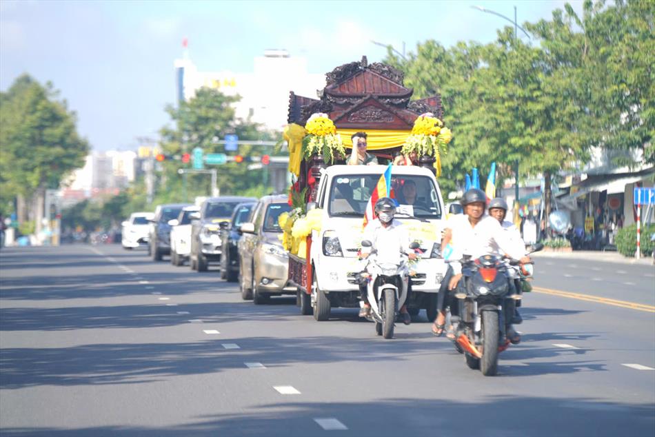 4 XUẤT PHÁT TỪ CHÙA TRUNG 4 XUẤT PHÁT TỪ CHÙA TRUNG