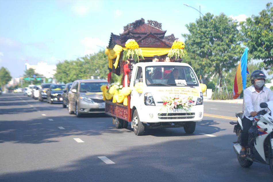 4 XUẤT PHÁT TỪ CHÙA TRUNG 4 XUẤT PHÁT TỪ CHÙA TRUNG