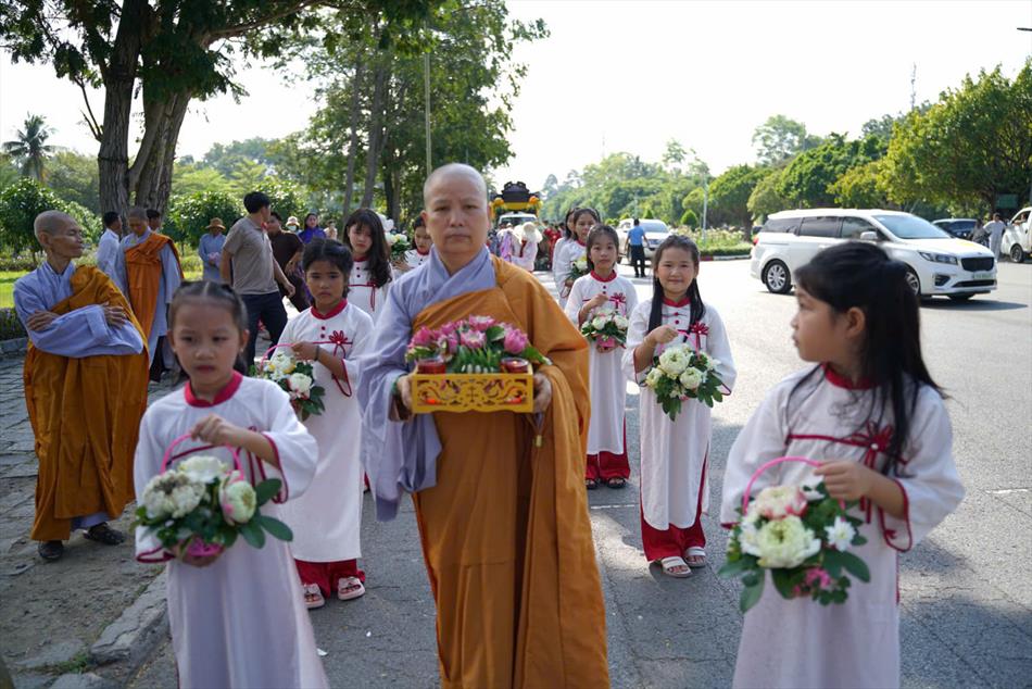 4 XUẤT PHÁT TỪ CHÙA TRUNG 4 XUẤT PHÁT TỪ CHÙA TRUNG