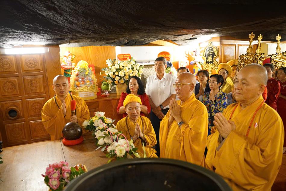 3 TRANG NGHIÊM LỄ AN VỊ TẠI ĐIỆN BÀ 3 TRANG NGHIÊM LỄ AN VỊ TẠI ĐIỆN BÀ