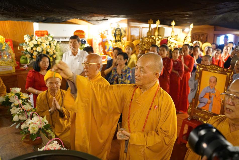 3 TRANG NGHIÊM LỄ AN VỊ TẠI ĐIỆN BÀ 3 TRANG NGHIÊM LỄ AN VỊ TẠI ĐIỆN BÀ