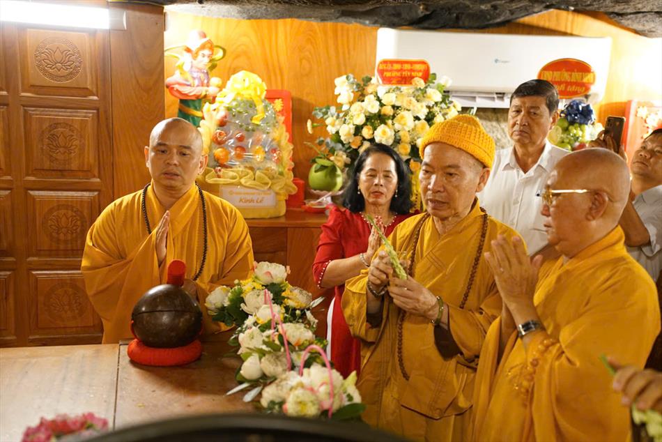 3 TRANG NGHIÊM LỄ AN VỊ TẠI ĐIỆN BÀ 3 TRANG NGHIÊM LỄ AN VỊ TẠI ĐIỆN BÀ