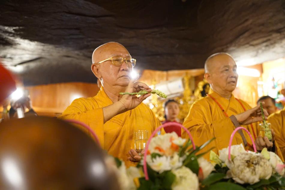 3 TRANG NGHIÊM LỄ AN VỊ TẠI ĐIỆN BÀ 3 TRANG NGHIÊM LỄ AN VỊ TẠI ĐIỆN BÀ