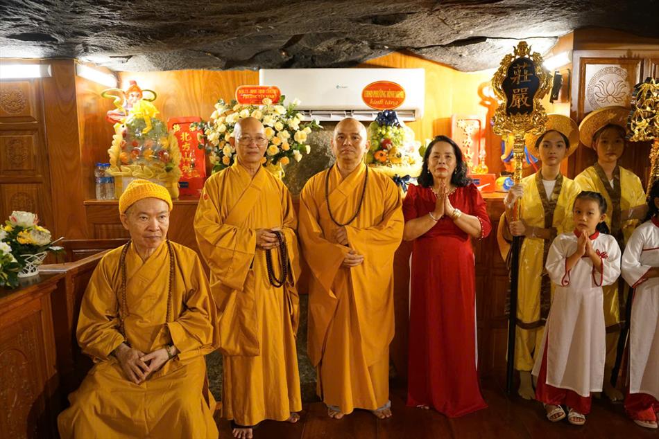 3 TRANG NGHIÊM LỄ AN VỊ TẠI ĐIỆN BÀ 3 TRANG NGHIÊM LỄ AN VỊ TẠI ĐIỆN BÀ
