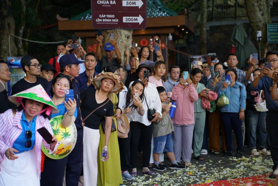 5 CUNG RƯỚC ĐOẠN TỪ CÁP TREO VỀ ĐIỆN BÀ 5 CUNG RƯỚC ĐOẠN TỪ CÁP TREO VỀ ĐIỆN BÀ