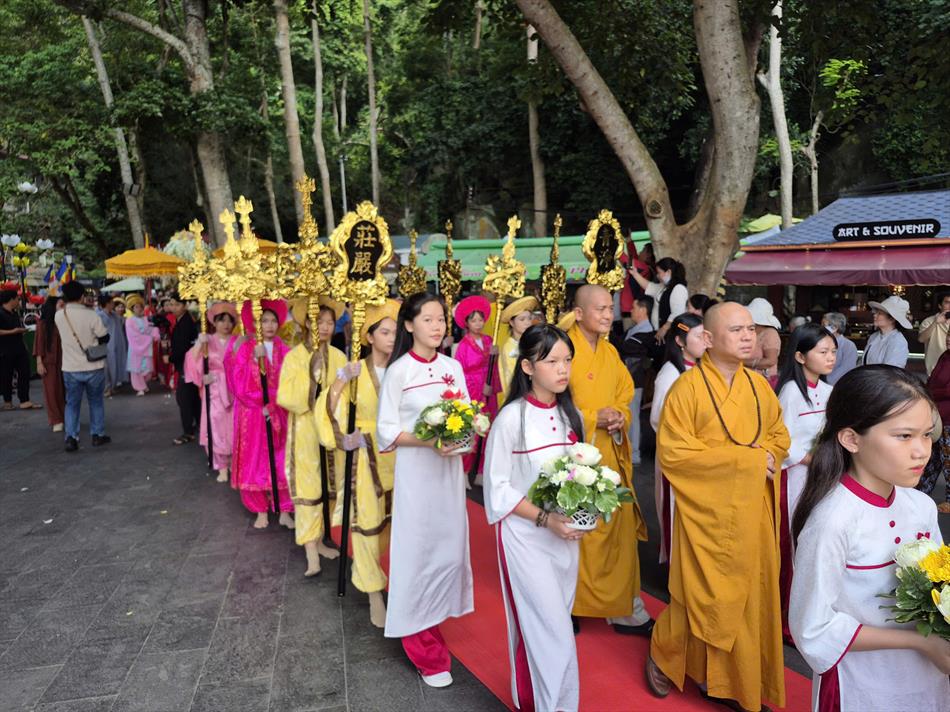 5 CUNG RƯỚC ĐOẠN TỪ CÁP TREO VỀ ĐIỆN BÀ 5 CUNG RƯỚC ĐOẠN TỪ CÁP TREO VỀ ĐIỆN BÀ