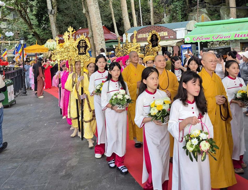5 CUNG RƯỚC ĐOẠN TỪ CÁP TREO VỀ ĐIỆN BÀ 5 CUNG RƯỚC ĐOẠN TỪ CÁP TREO VỀ ĐIỆN BÀ