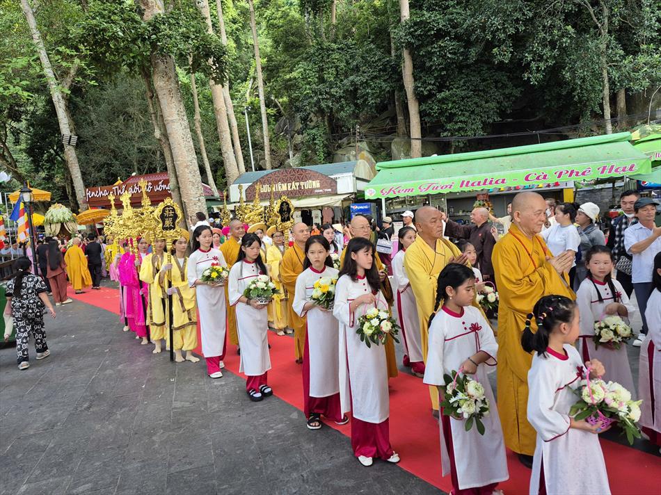 5 CUNG RƯỚC ĐOẠN TỪ CÁP TREO VỀ ĐIỆN BÀ 5 CUNG RƯỚC ĐOẠN TỪ CÁP TREO VỀ ĐIỆN BÀ
