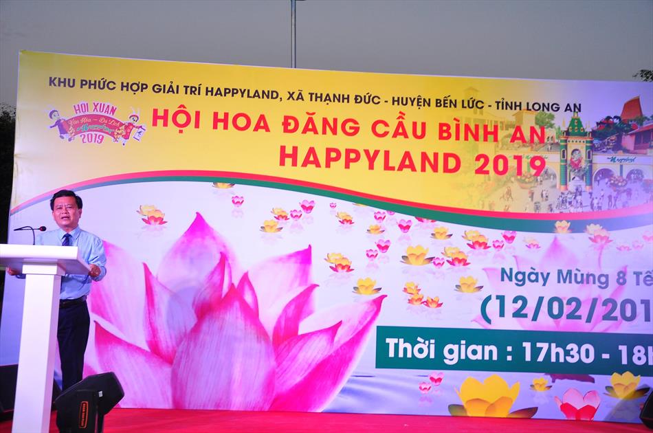 Lễ hoa đăng cầu bình an tại khu du lịch Happyland -huyện Bến Lức, tỉnh Long An