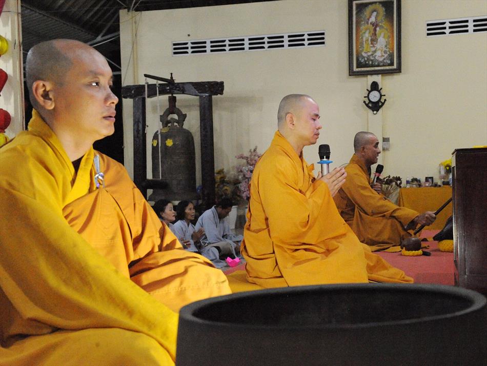 Lễ hoa đăng vía Đức Phật A Di Đà
