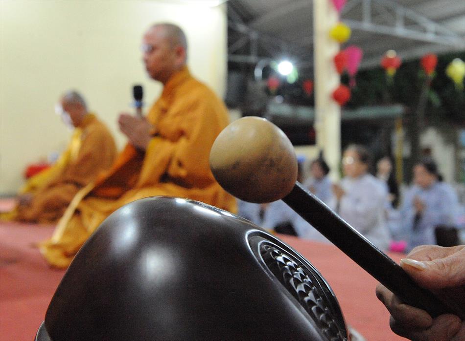 Lễ hoa đăng vía Đức Phật A Di Đà