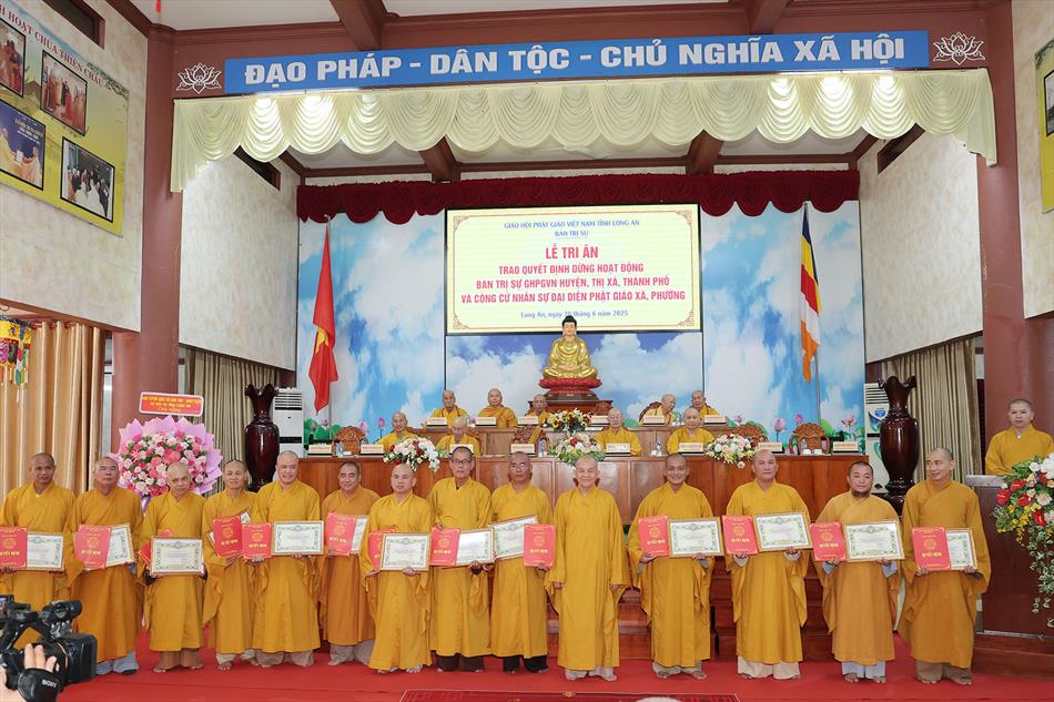 3 TRAO CÁC QUYẾT ĐỊNH 3 TRAO CÁC QUYẾT ĐỊNH