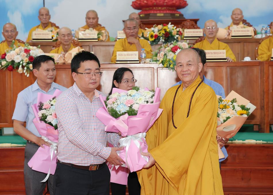 6 TẶNG HOA KHÁCH MỜI 6 TẶNG HOA KHÁCH MỜI