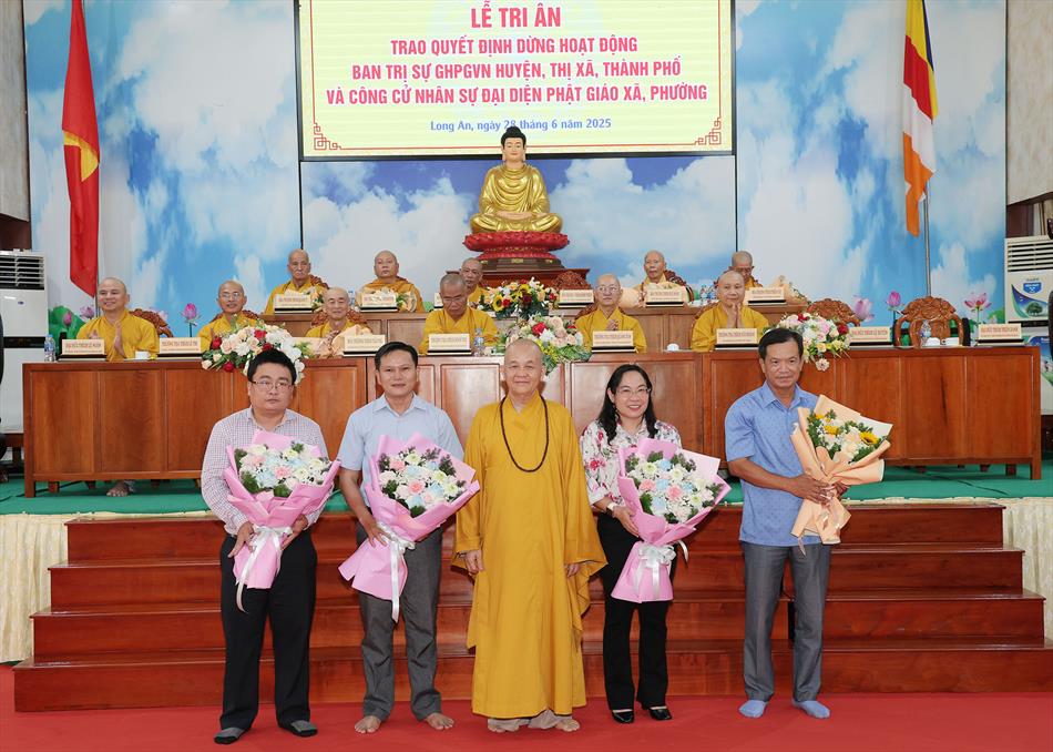 6 TẶNG HOA KHÁCH MỜI 6 TẶNG HOA KHÁCH MỜI