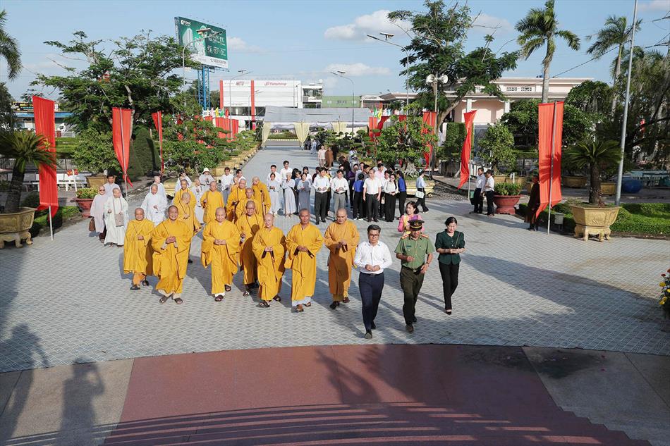 4 THẮP HƯƠNG LIỆT SĨ 4 THẮP HƯƠNG LIỆT SĨ