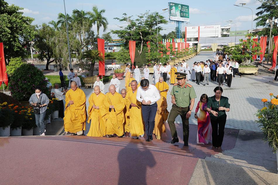 4 THẮP HƯƠNG LIỆT SĨ 4 THẮP HƯƠNG LIỆT SĨ