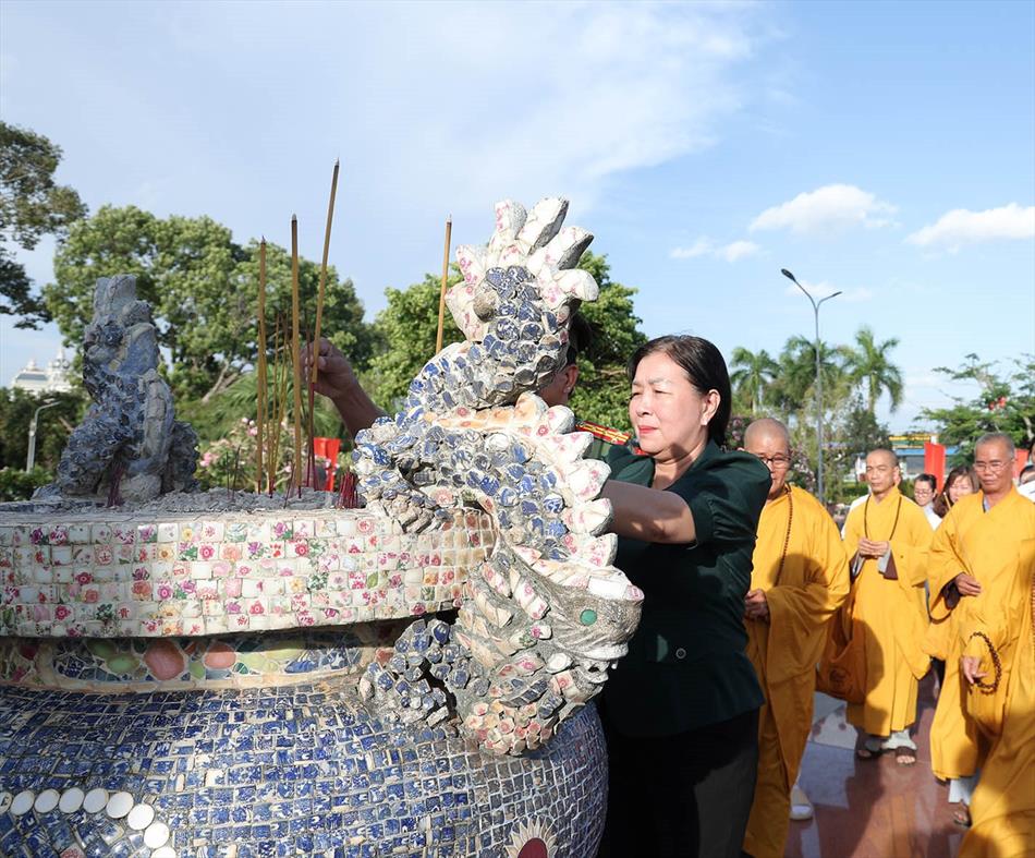 4 THẮP HƯƠNG LIỆT SĨ 4 THẮP HƯƠNG LIỆT SĨ