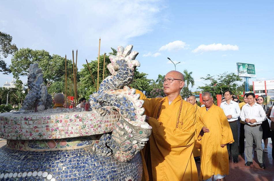 4 THẮP HƯƠNG LIỆT SĨ 4 THẮP HƯƠNG LIỆT SĨ