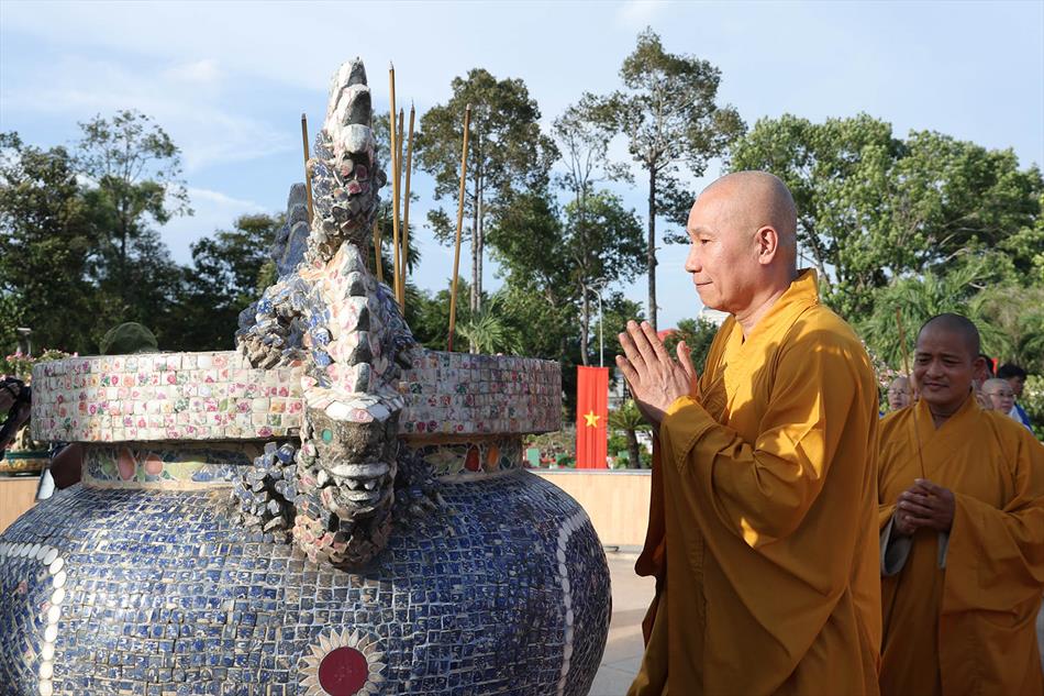 4 THẮP HƯƠNG LIỆT SĨ 4 THẮP HƯƠNG LIỆT SĨ