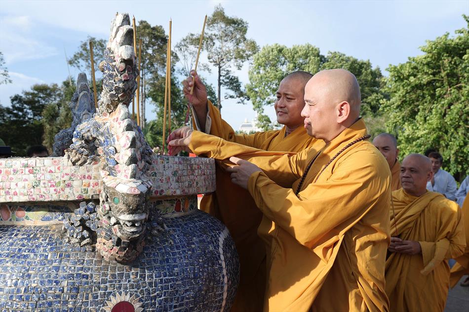 4 THẮP HƯƠNG LIỆT SĨ 4 THẮP HƯƠNG LIỆT SĨ