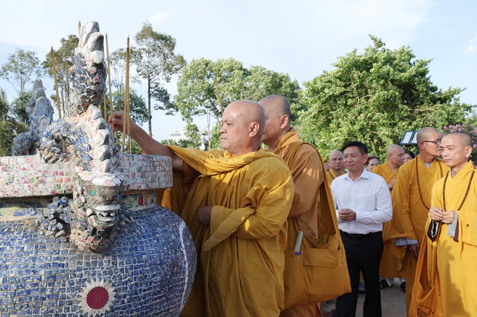 4 THẮP HƯƠNG LIỆT SĨ 4 THẮP HƯƠNG LIỆT SĨ