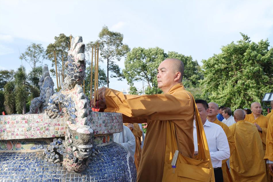 4 THẮP HƯƠNG LIỆT SĨ 4 THẮP HƯƠNG LIỆT SĨ