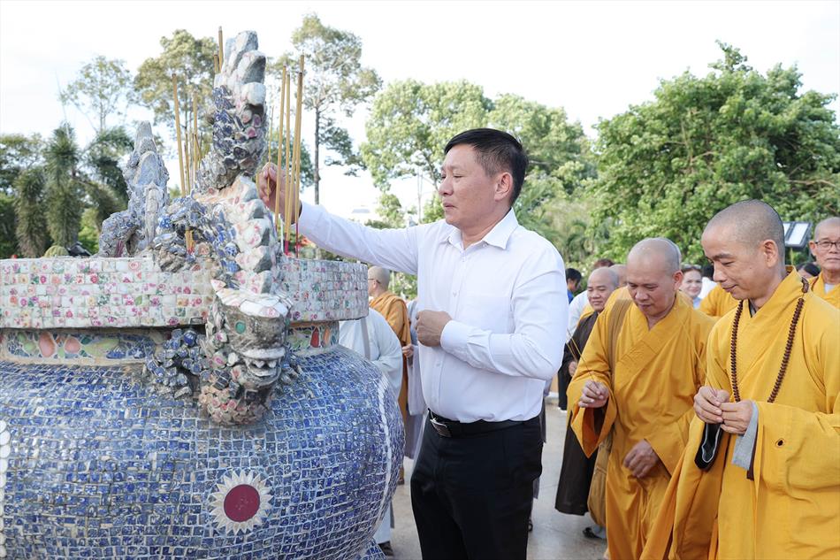 4 THẮP HƯƠNG LIỆT SĨ 4 THẮP HƯƠNG LIỆT SĨ