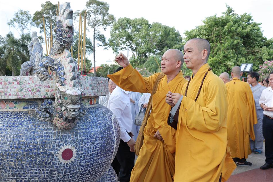 4 THẮP HƯƠNG LIỆT SĨ 4 THẮP HƯƠNG LIỆT SĨ