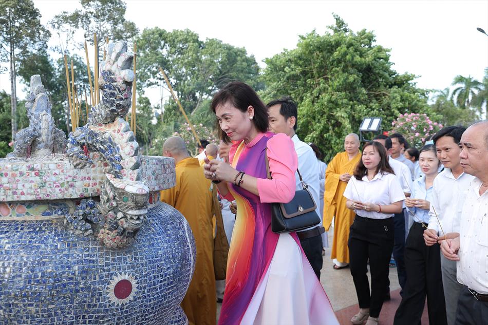 4 THẮP HƯƠNG LIỆT SĨ 4 THẮP HƯƠNG LIỆT SĨ
