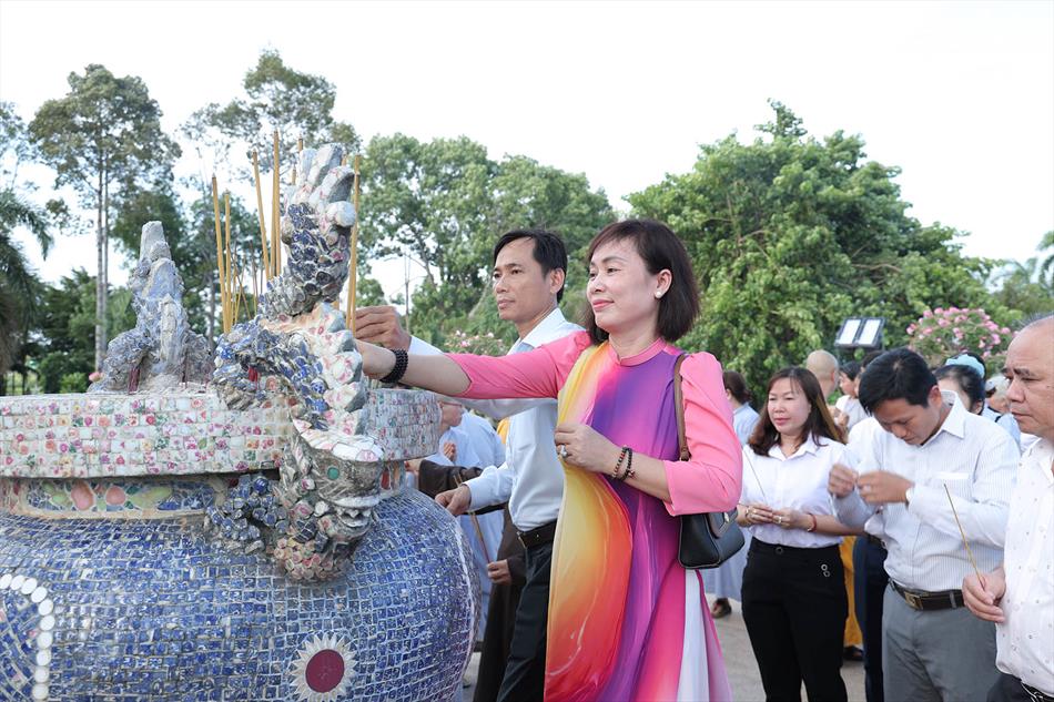 4 THẮP HƯƠNG LIỆT SĨ 4 THẮP HƯƠNG LIỆT SĨ