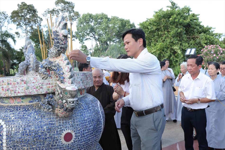 4 THẮP HƯƠNG LIỆT SĨ 4 THẮP HƯƠNG LIỆT SĨ