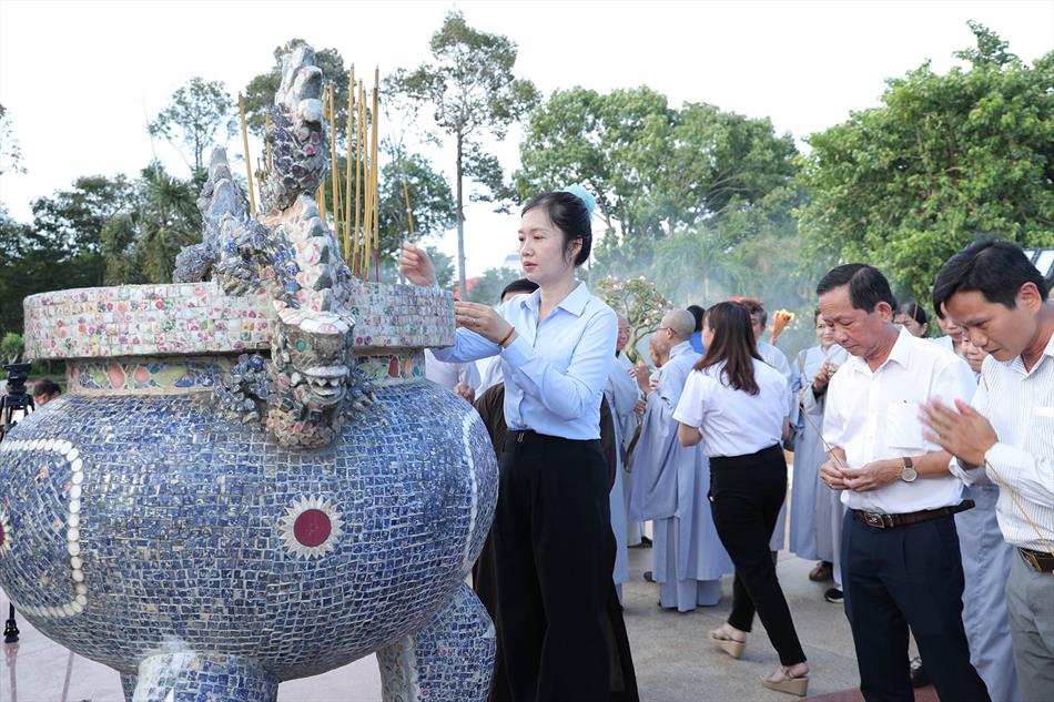 4 THẮP HƯƠNG LIỆT SĨ 4 THẮP HƯƠNG LIỆT SĨ